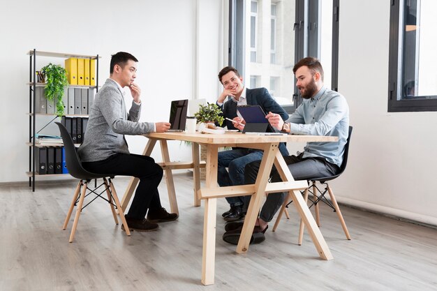 Grupo de hombres trabajando juntos en proyecto