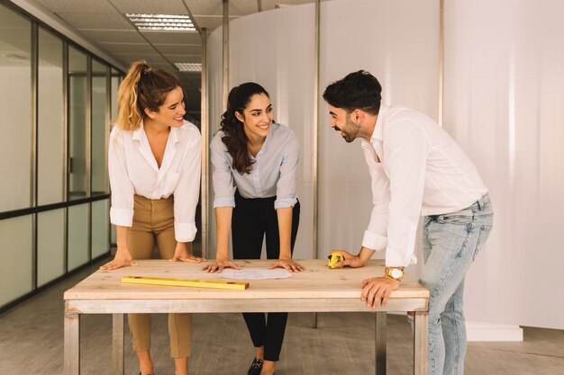 Grupo de ingenieros en mesa de madera