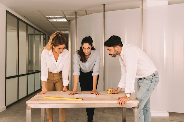 Grupo de ingenieros en mesa