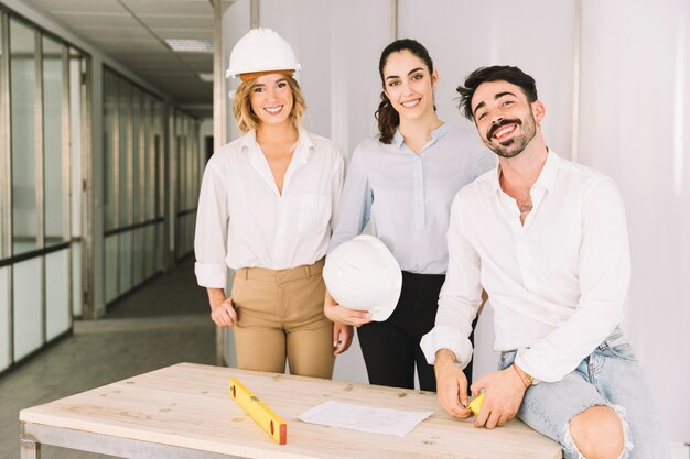 Grupo de ingenieros sonrientes