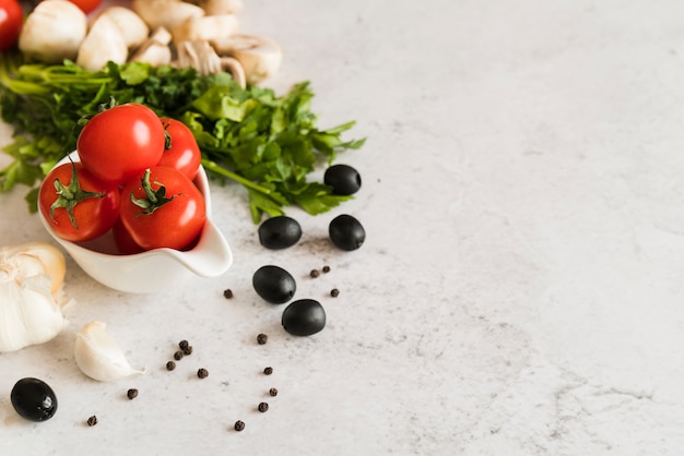 Foto gratuita grupo de ingredientes italianos en mesa blanca