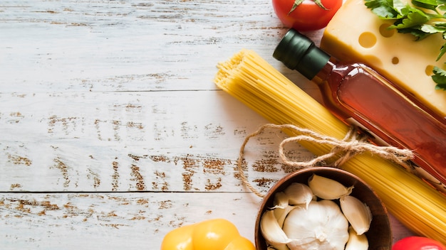 Grupo de ingredientes italianos en mesa blanca