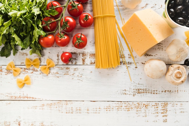 Grupo de ingredientes italianos en mesa blanca