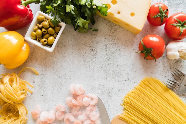 Grupo de ingredientes italianos en mesa blanca