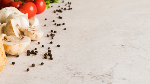 Foto gratuita grupo de ingredientes italianos en mesa blanca