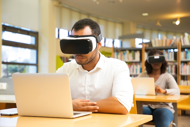Grupo interracial de estudiantes viendo videos virtuales