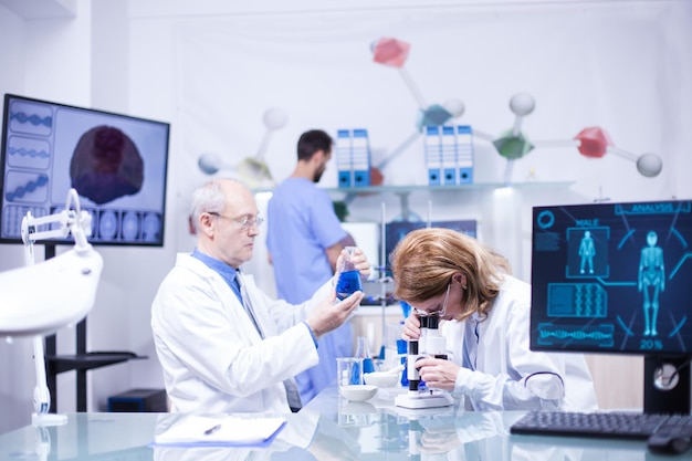 Grupo de investigadores en farmacología en un laboratorio hospitalario. Equipo moderno en laboratorio de investigación.