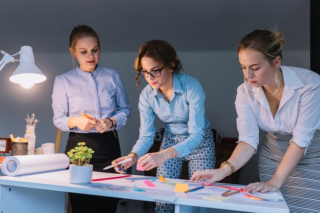 Grupo joven de empresaria creativa que trabaja en proyecto empresarial en la oficina