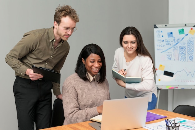 Grupo joven de personas trabajando en equipo