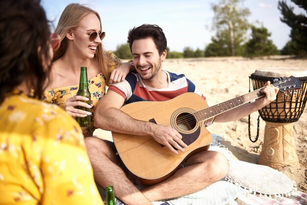 Grupo de jóvenes amigos divirtiéndose en la playa