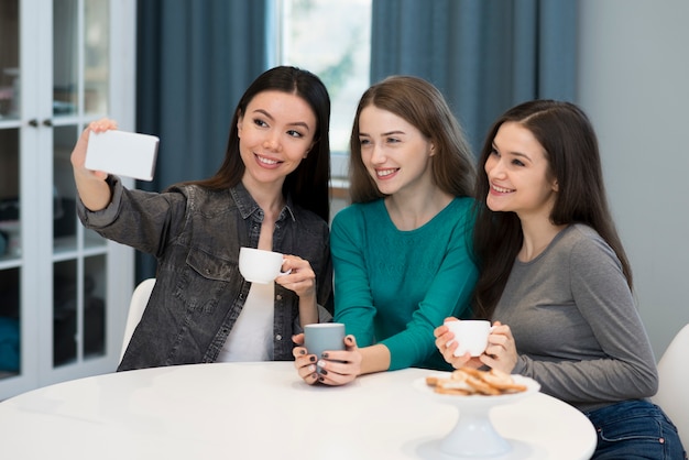 Grupo de jóvenes amigos tomando una selfie juntos