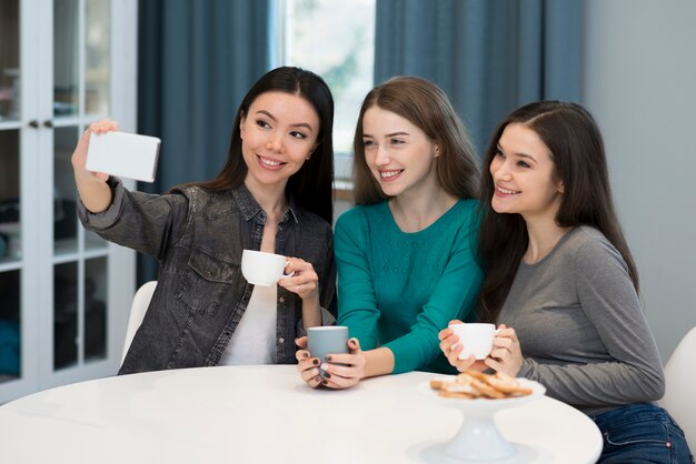 Grupo de jóvenes amigos tomando una selfie juntos