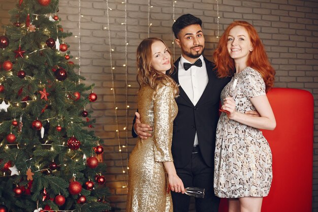 Grupo de jóvenes celebrando el año nuevo. Mujeres con hombre indio.