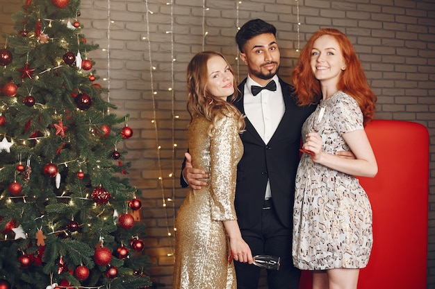 Grupo de jóvenes celebrando el año nuevo. Mujeres con hombre indio.