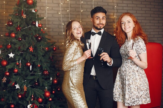 Grupo de jóvenes celebrando el año nuevo. Mujeres con hombre indio.