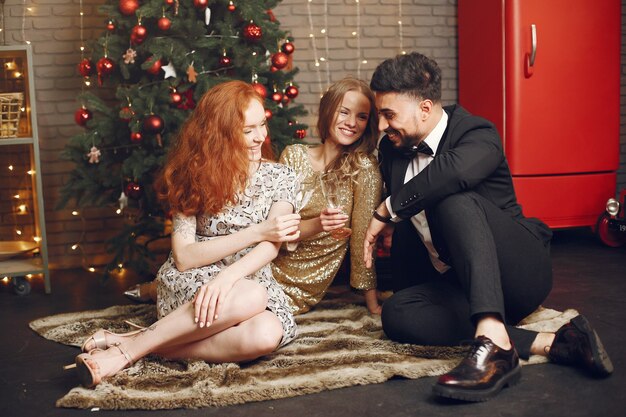 Grupo de jóvenes celebrando el año nuevo. Mujeres con hombre indio.