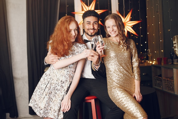 Grupo de jóvenes celebrando el año nuevo. Mujeres con hombre indio.