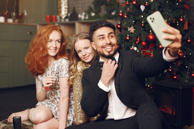 Grupo de jóvenes celebrando el año nuevo. Mujeres con hombre indio.