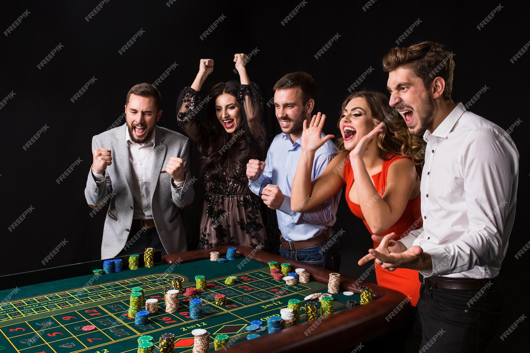 https://img.freepik.com/foto-gratis/grupo-jovenes-detras-mesa-ruleta-sobre-fondo-negro-jovenes-hacian-apuestas-juego-esperaban-resultado-emociones-brillantes_639032-666.jpg?w=1800&t=st=1696842390~exp=1696842990~hmac=23efa26c33bcb57a7282f0dbebc67b207532c5d8d546fb9a0006a7a05a40d2db