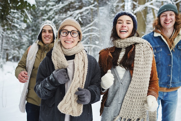 Foto gratuita grupo de jóvenes divirtiéndose en vacaciones