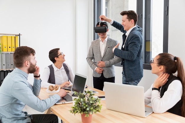 Grupo de jóvenes emprendedores trabajando juntos