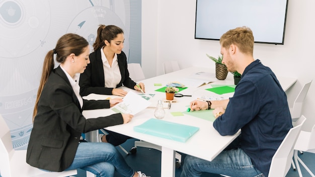 Foto gratuita grupo de jóvenes empresarios que trabajan en el lugar de trabajo