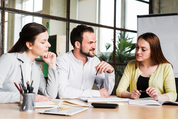 Grupo de jóvenes empresarios trabajando juntos en un proyecto en la oficina