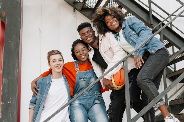 Grupo de jóvenes posando juntos