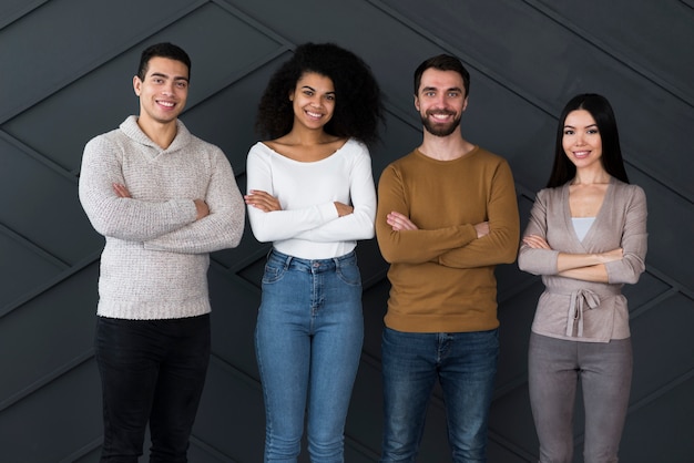 Grupo de jóvenes positivos posando juntos