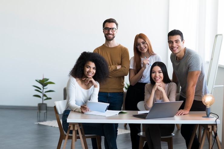Foto gratuito grupo de jóvenes positivos posando juntos