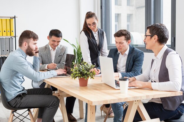 Grupo de jóvenes profesionales trabajando juntos.