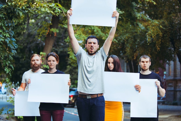 Foto gratuita grupo de jóvenes protestantes al aire libre