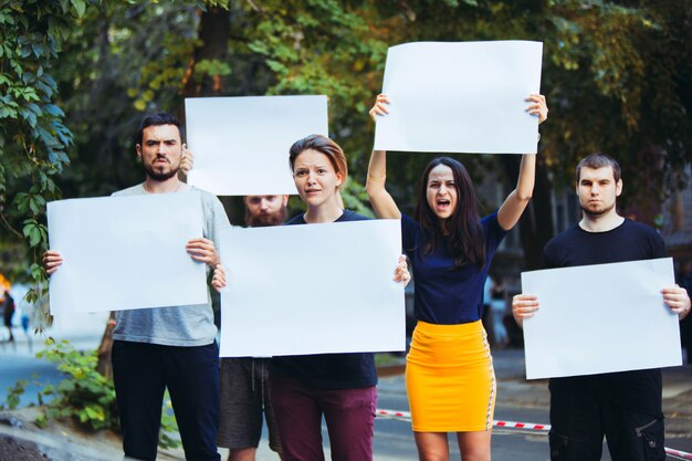 Grupo de jóvenes protestantes al aire libre