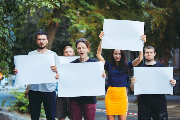 Grupo de jóvenes protestantes al aire libre