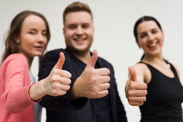 Foto gratuita grupo de jóvenes que muestran gesto de pulgar hacia arriba