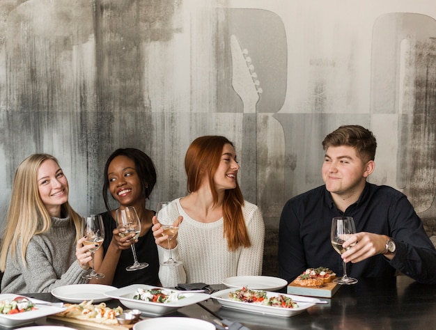 Grupo de jóvenes reunidos para cenar