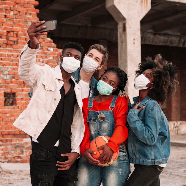 Foto gratuita grupo de jóvenes tomando una selfie juntos