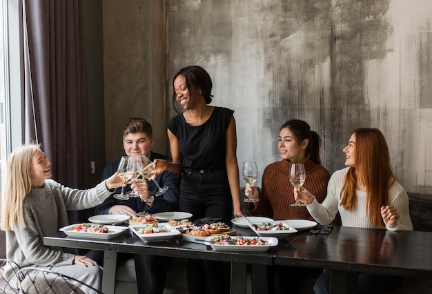 Foto gratuita grupo de jóvenes tostado copas de vino