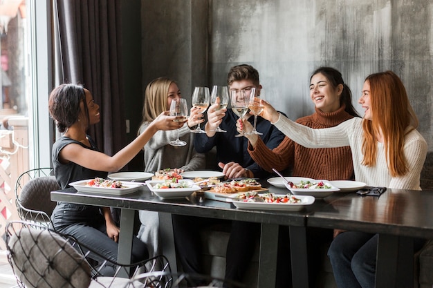 Foto gratuita grupo de jóvenes tostado copas de vino