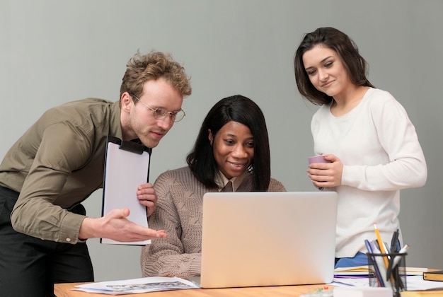 Grupo de jóvenes trabajando en equipo