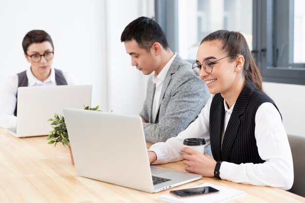 Grupo de jóvenes trabajando juntos