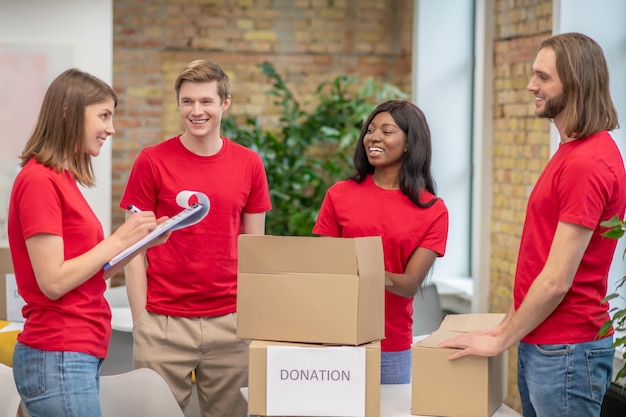 Un grupo de jóvenes voluntarios trabajando en un punto de distribución.