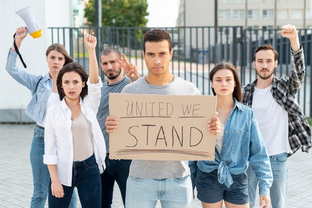 Grupo de manifestantes se unen