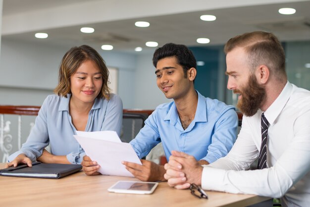 Grupo de marketing analizando la estrategia.