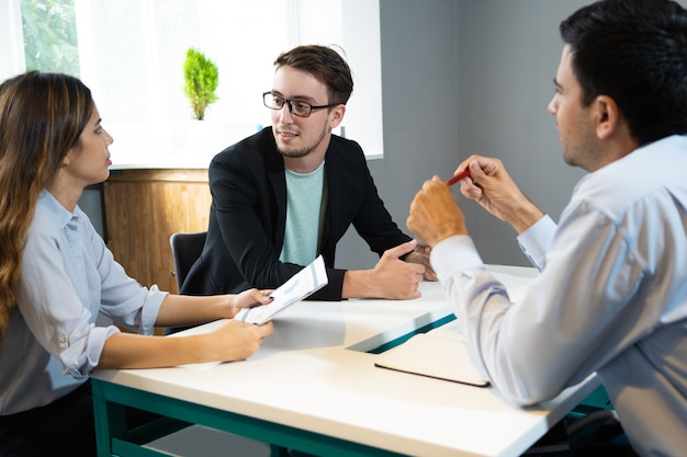 Grupo de marketing discutiendo el resultado de la investigación.