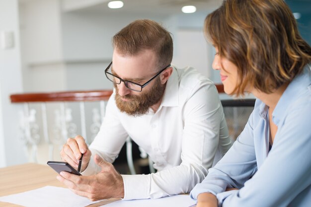 Grupo de marketing trabajando en nuevo plan de negocios.