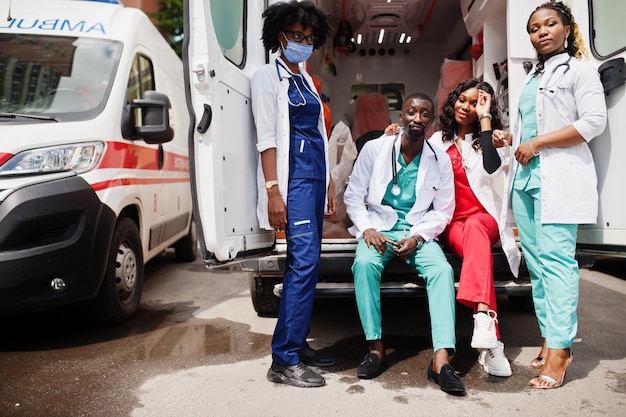 Grupo de médicos africanos del equipo de emergencia de ambulancia paramédico