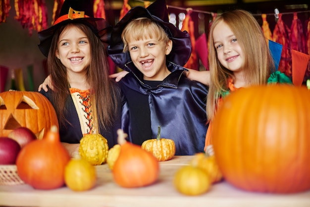 Grupo de mejores amigos en la fiesta de Halloween