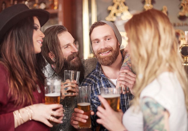 Grupo de mejores amigos reunidos en el pub