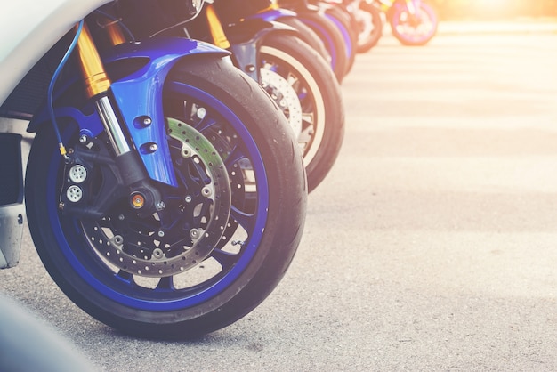 Grupo de moto grande y superbike en el estacionamiento de la motocicleta.